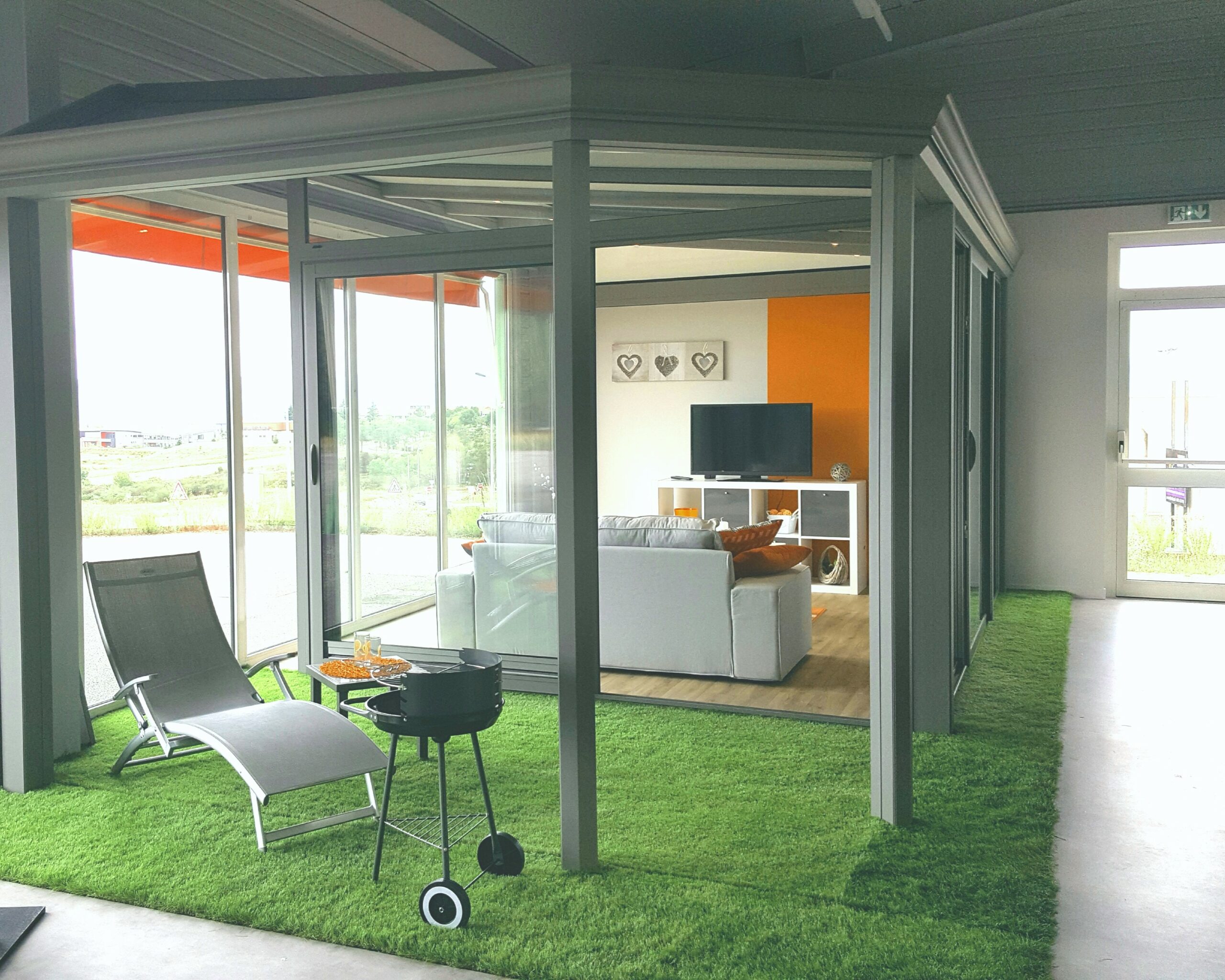 Vue intérieure d'une extension véranda moderne exposée à Monistrol