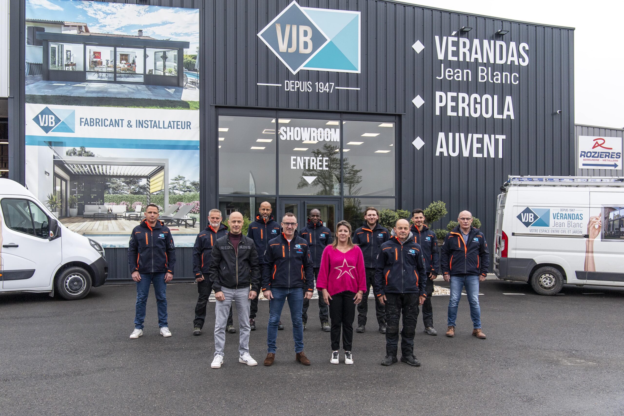 Équipe commerciale et technique devant le showroom véranda
