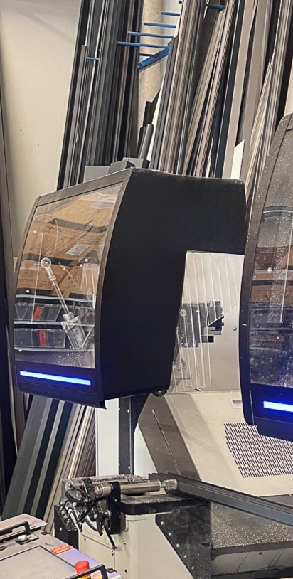 Technicien utilisant une scie numérique pour la découpe de profilés alu