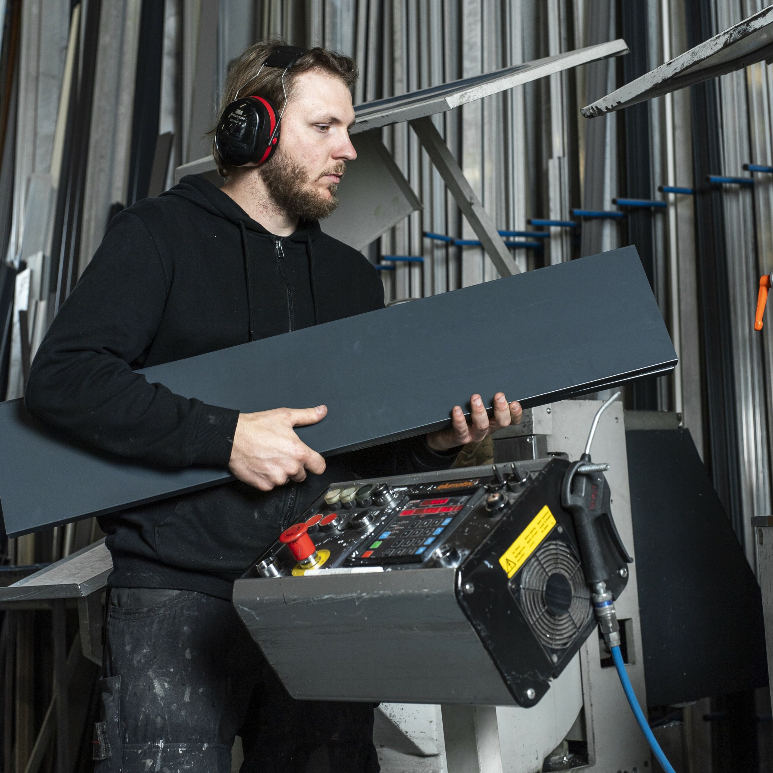 Technicien utilisant une scie numérique pour la découpe de profilés alu