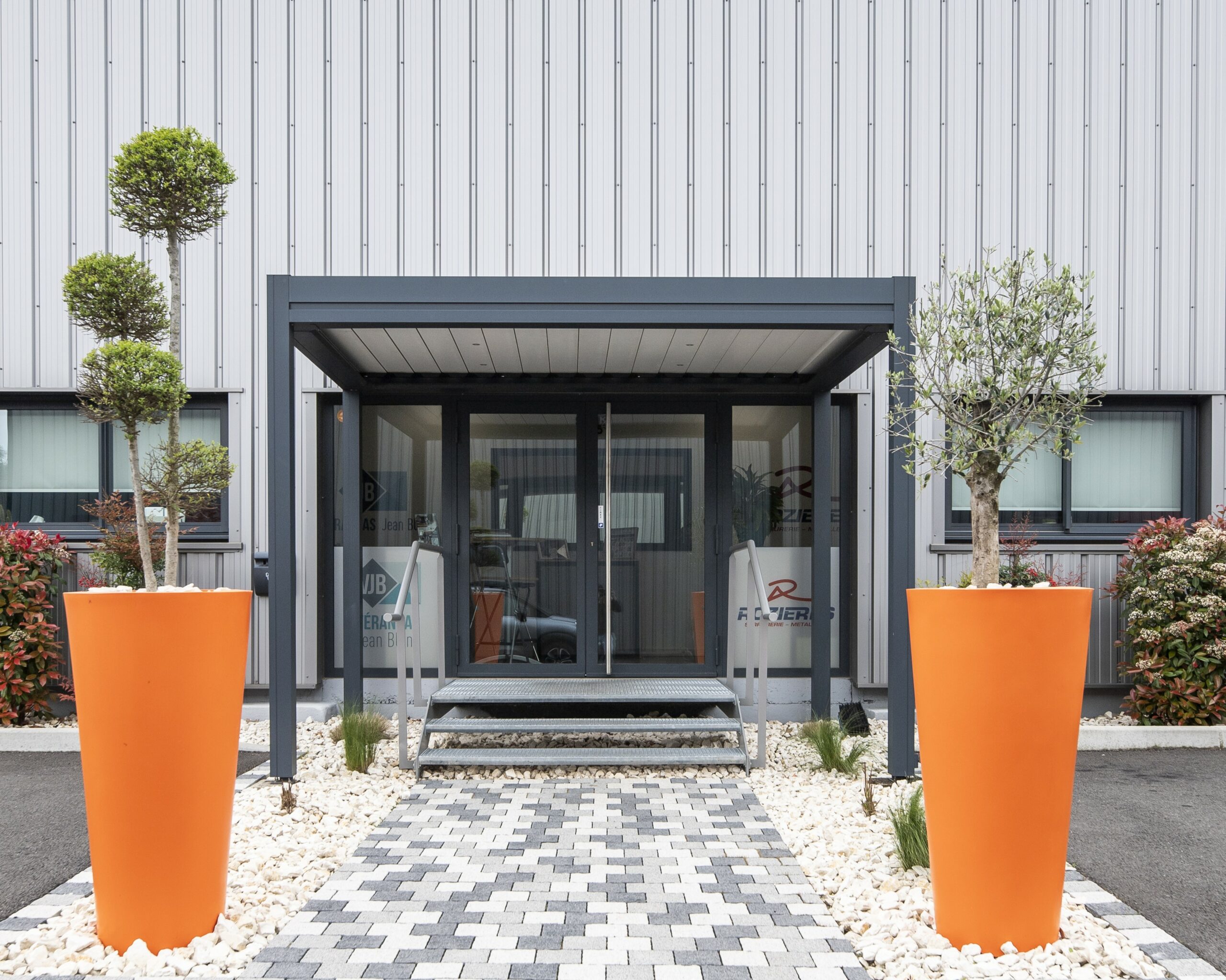 Intérieur du showroom de L'Étrat avec exposition de véranda jardin d'hiver