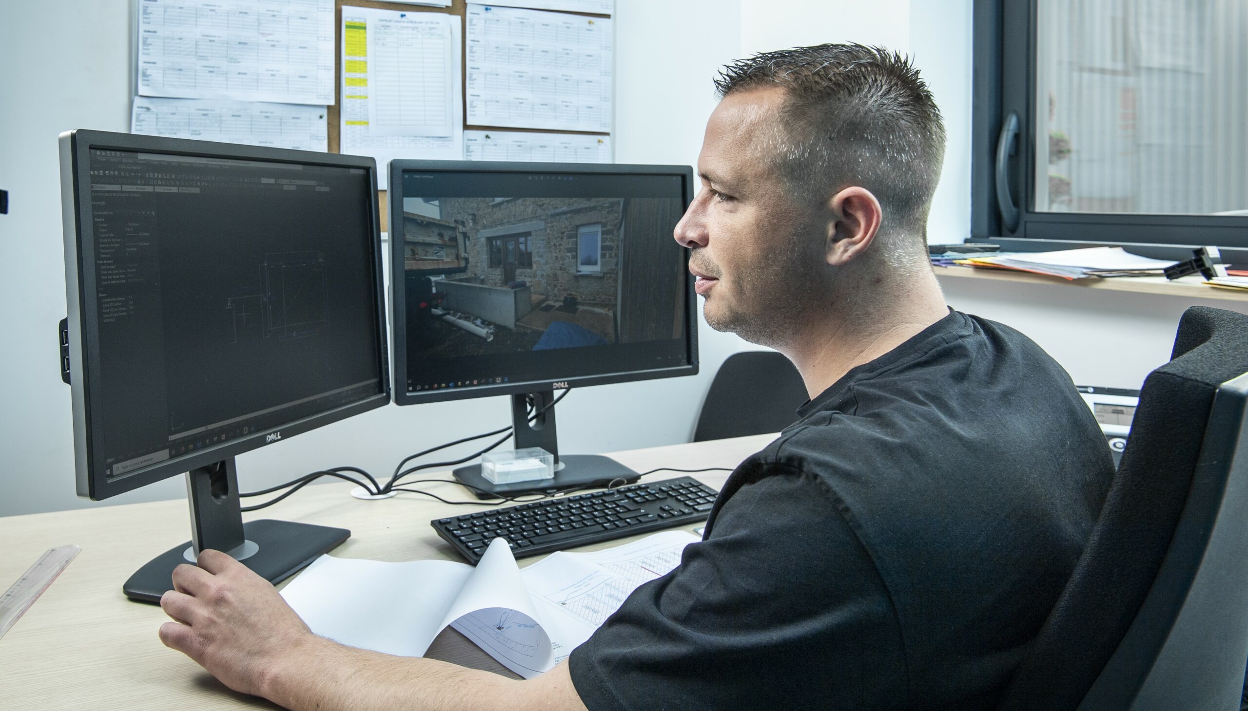 Concepteur bureau d'étude travaillant sur un plan de véranda 3D