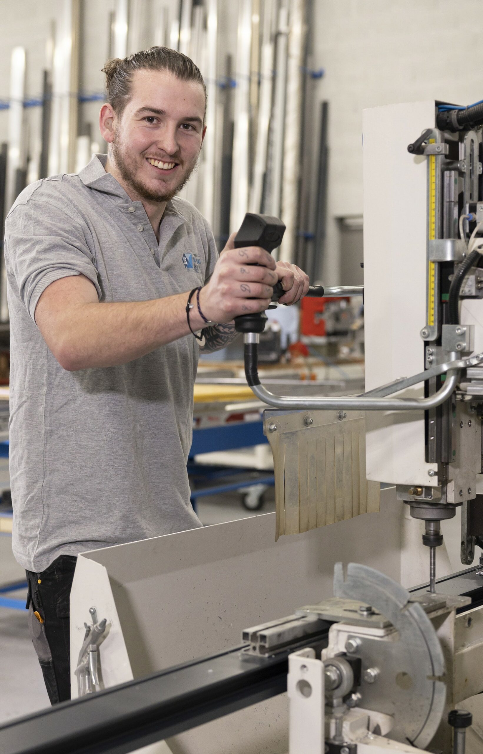 Machine de poinçonnage pour le drainage des menuiseries aluminium