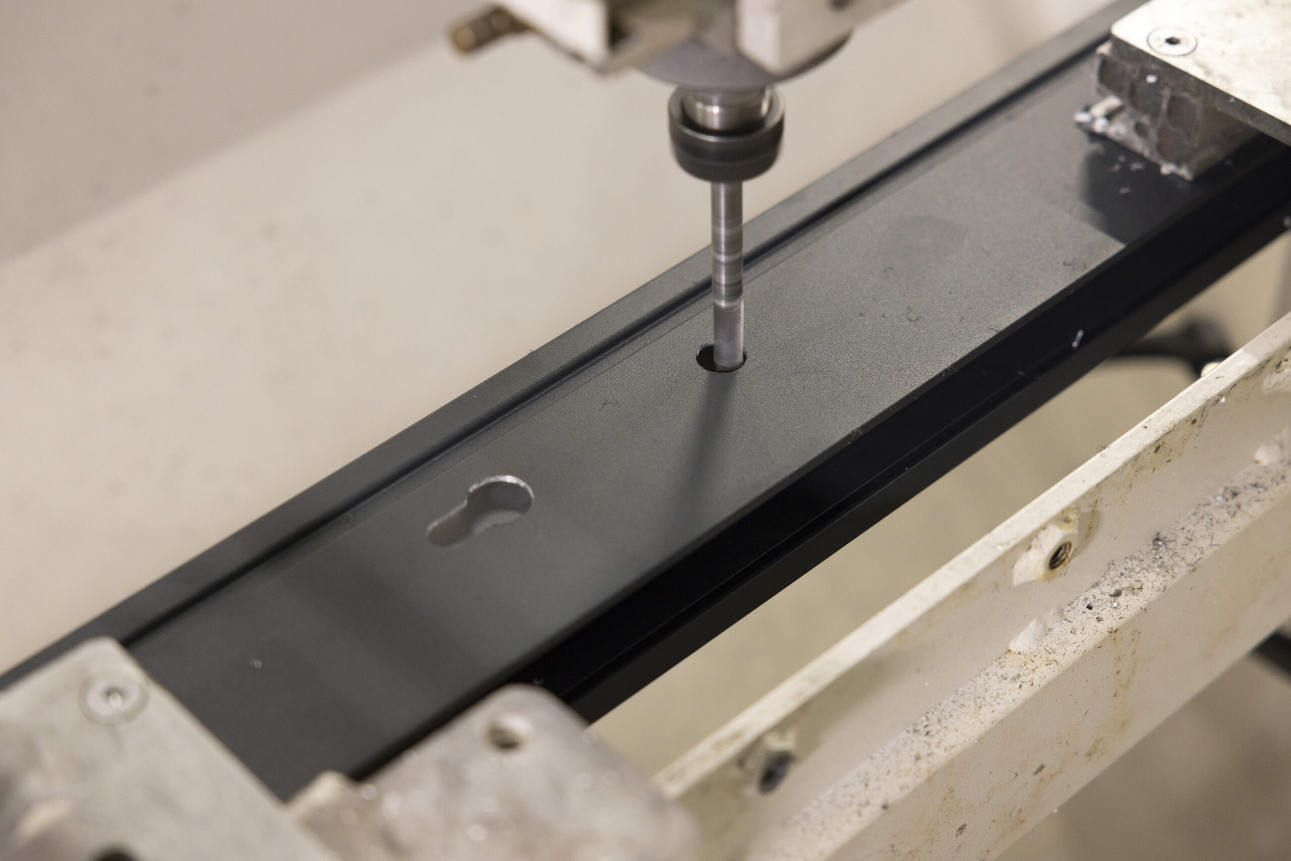 Machine de poinçonnage pour le drainage des menuiseries aluminium