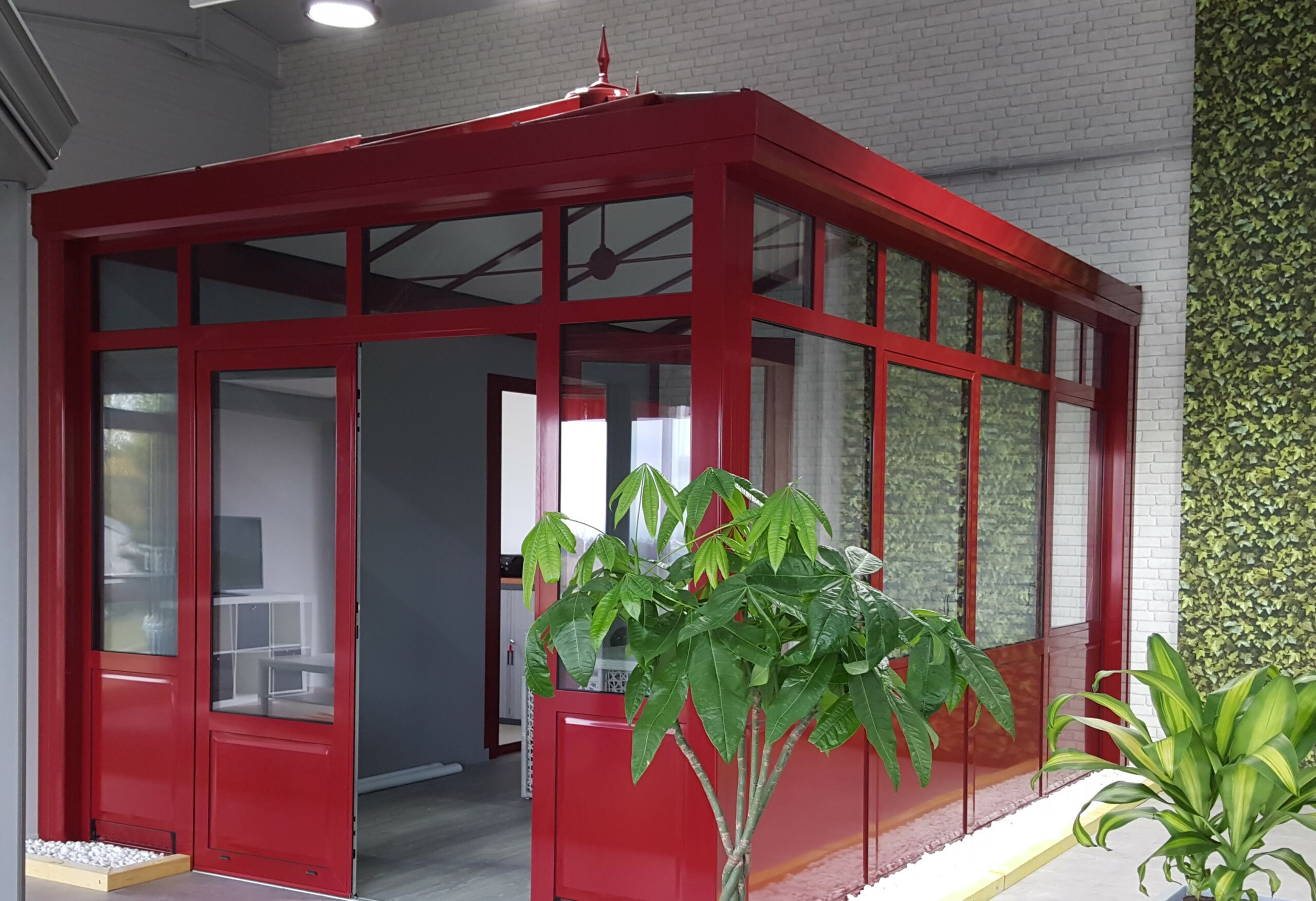 Véranda rouge d'exposition au showroom de Monistrol-sur-Loire