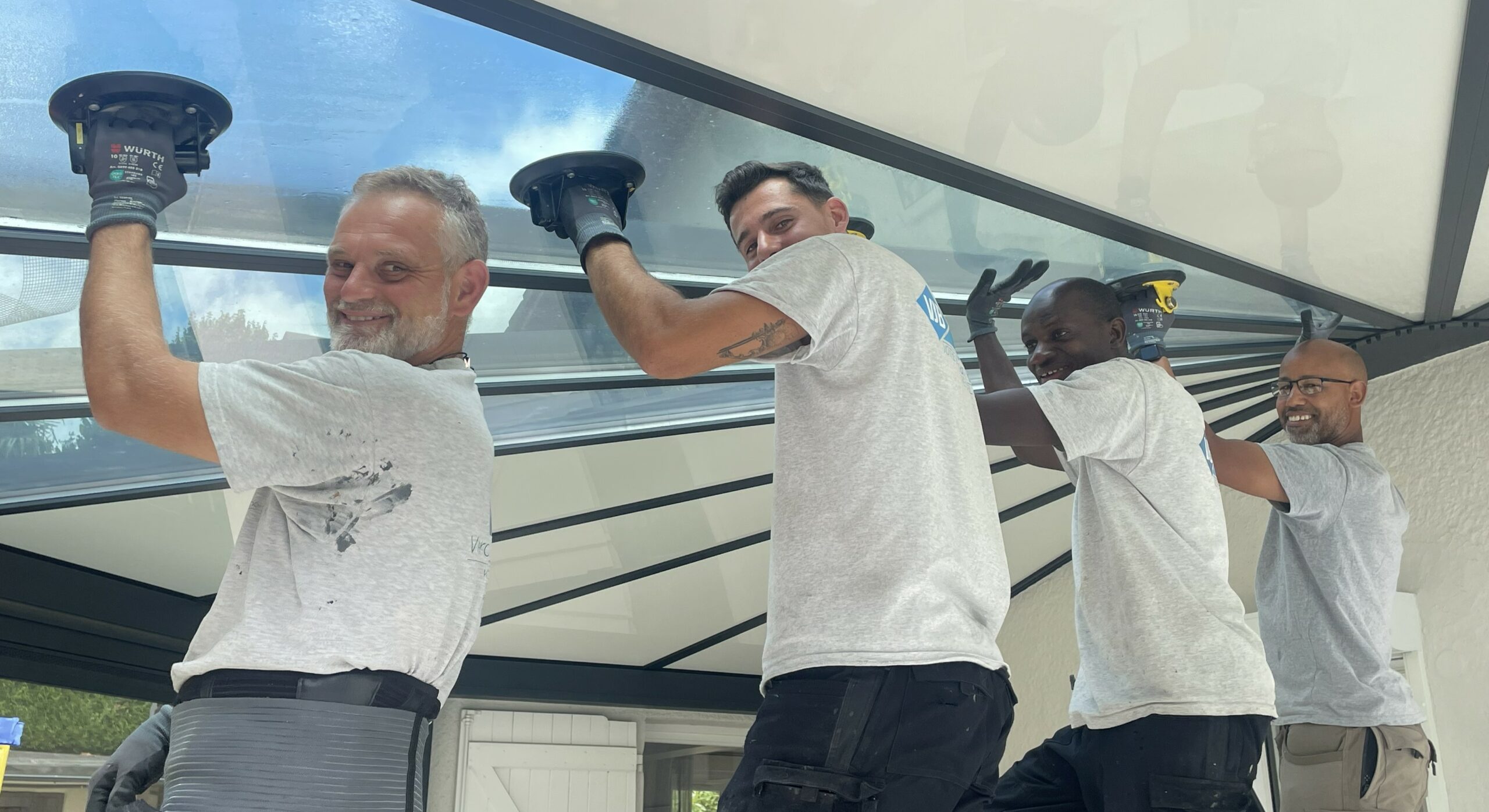 Monteurs poseurs installant une toiture de véranda