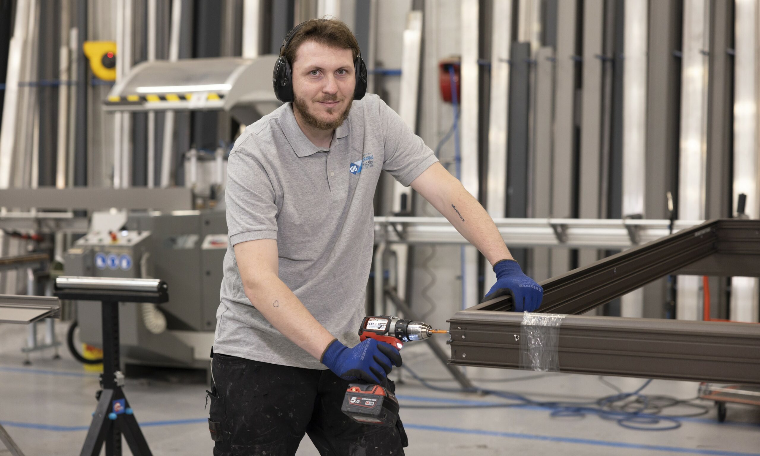 Machine de poinçonnage pour le drainage des menuiseries aluminium