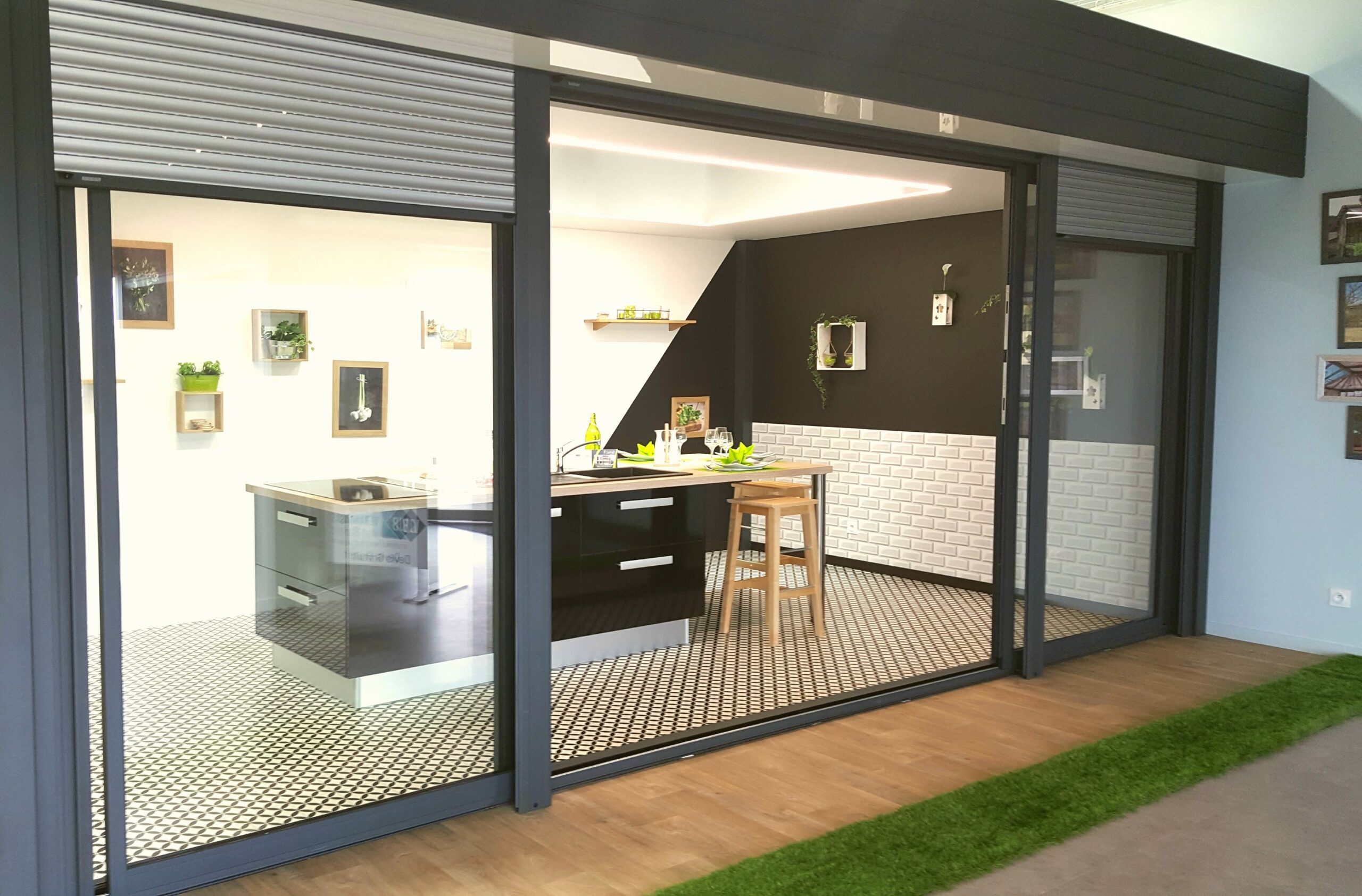 Vue intérieure d'une extension véranda moderne exposée à Monistrol