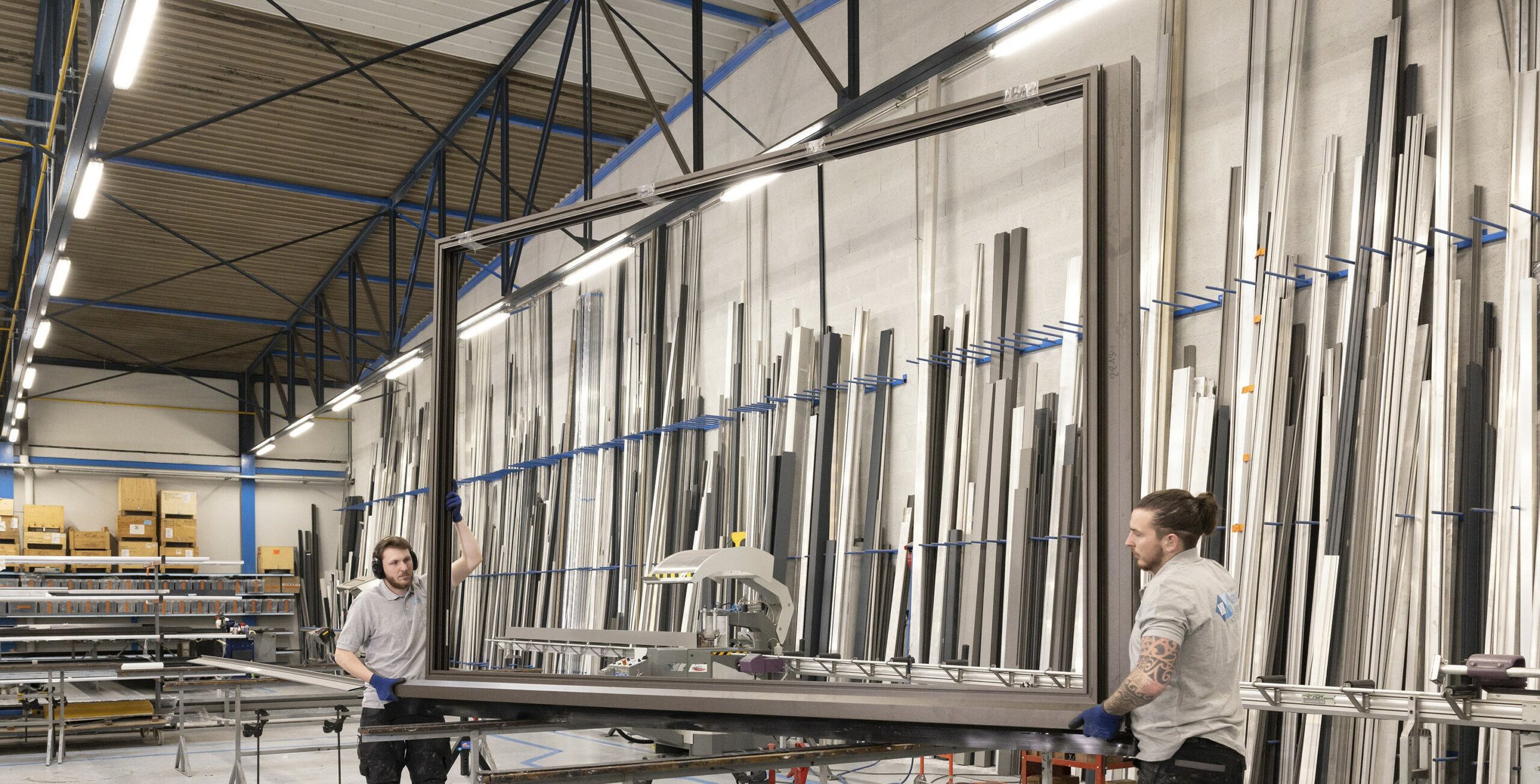 Menuisier assemblant un châssis de véranda à la main