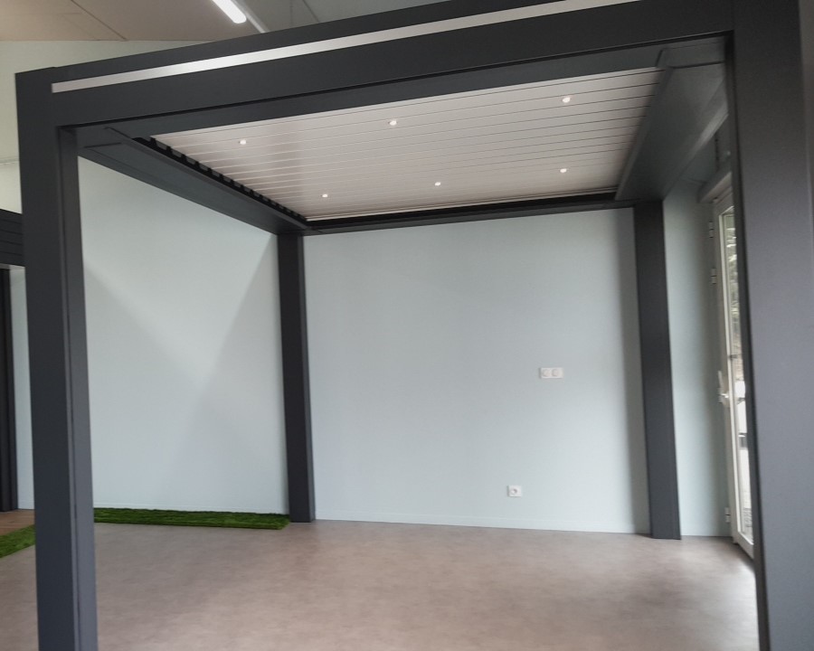 Vue intérieure d'une extension véranda moderne exposée à Monistrol