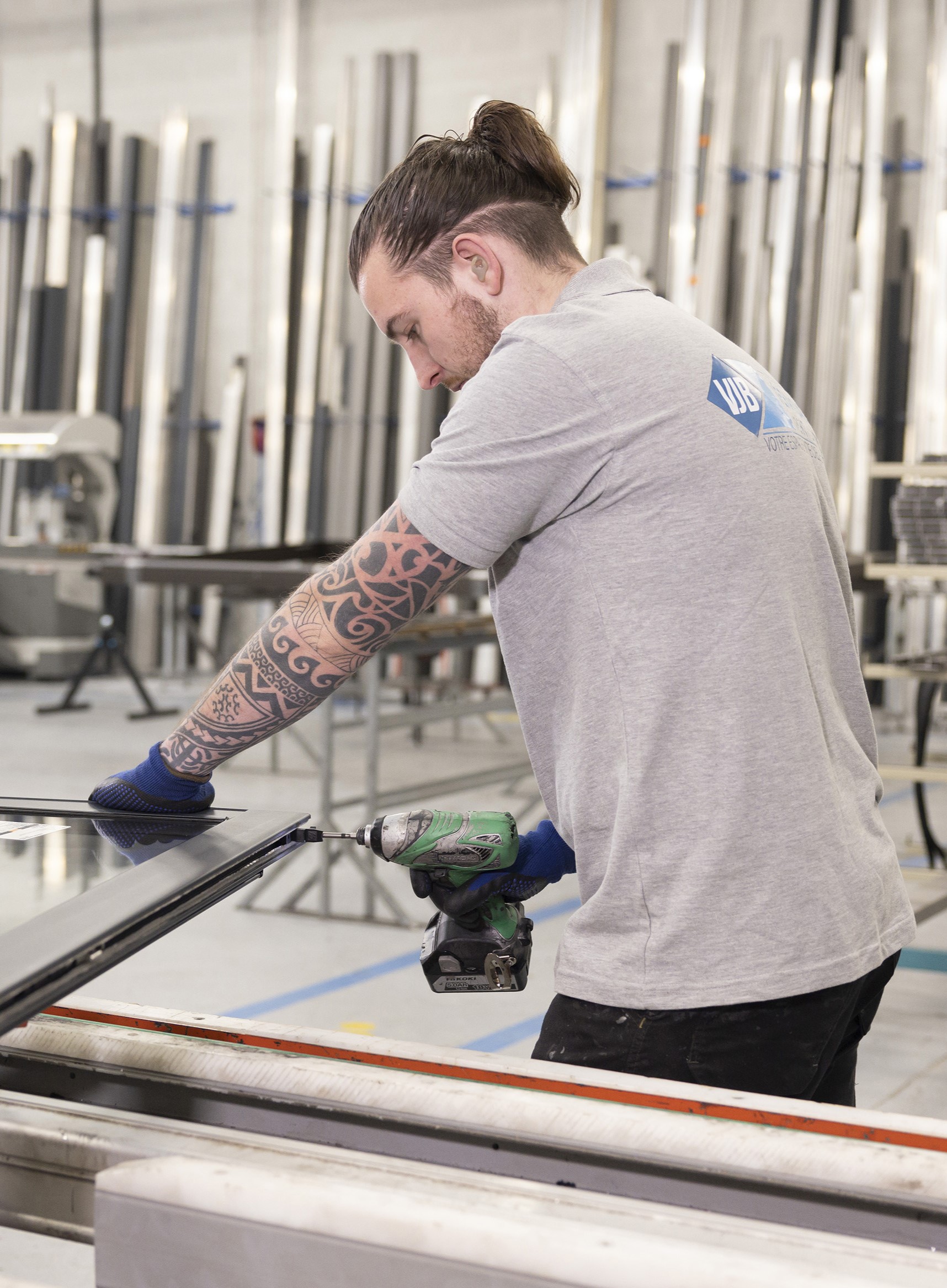 Pose des joints et vitrages sur un ouvrant coulissant