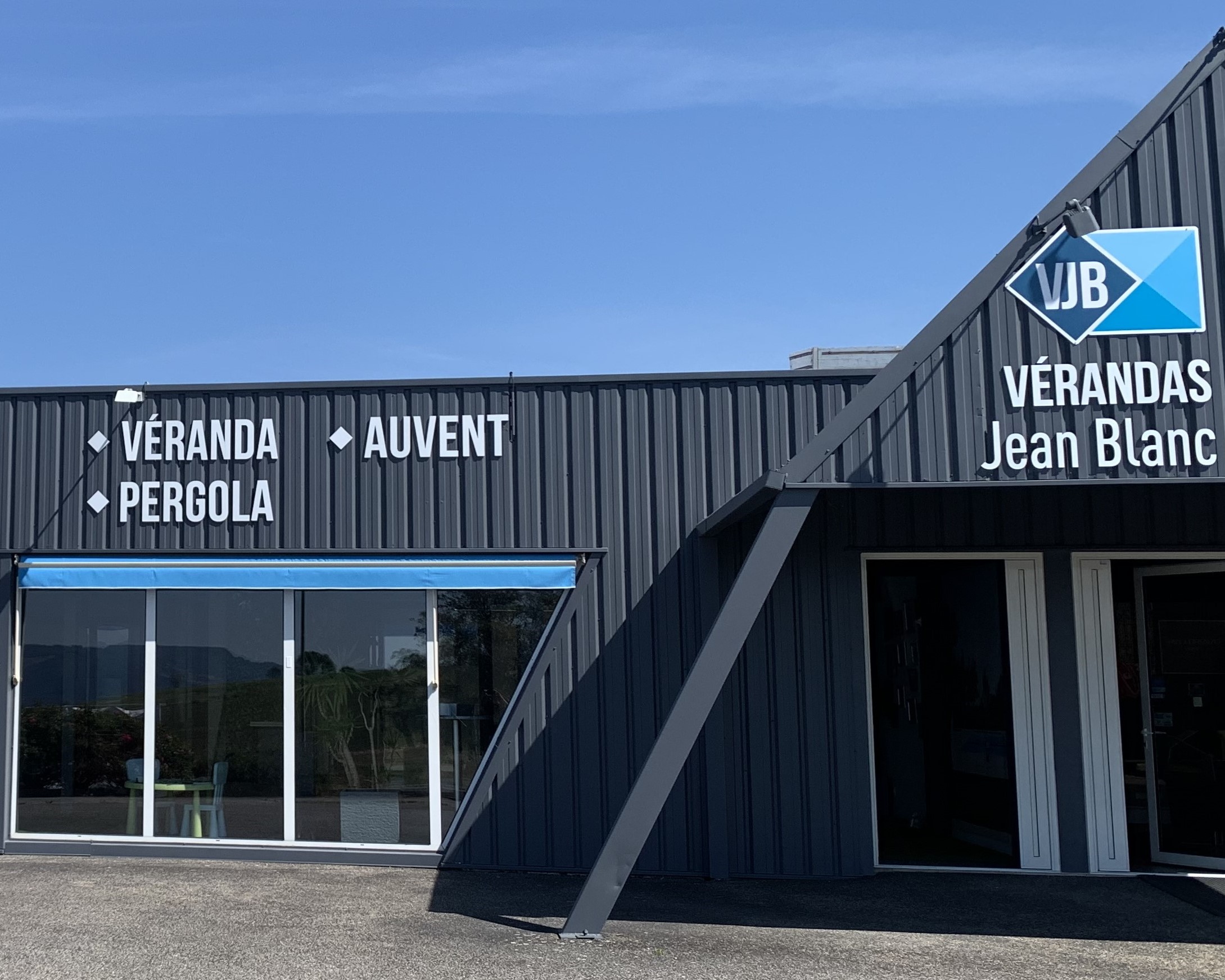 Vue intérieure d'une extension véranda moderne exposée à Monistrol