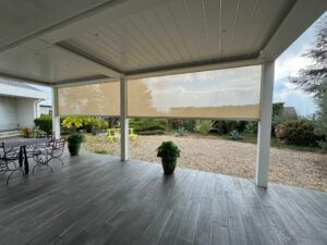 Pergola bioclimatique connectée avec éclairage LED intégré et lames orientables à Saint-Just-Saint-Rambert (Loire)